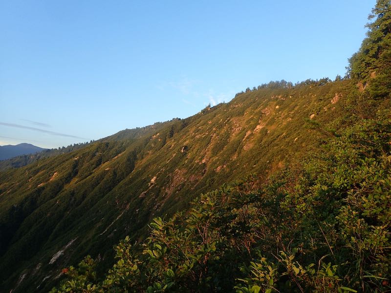 朝日を浴びる下台倉山から台倉山の稜線